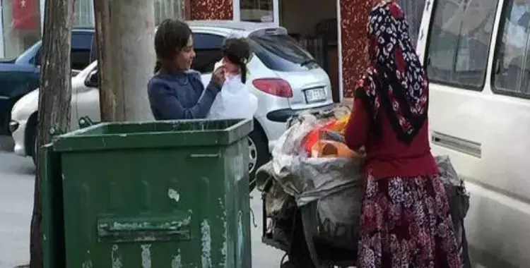  طفلة تحتفل بلعبة رأتها بين النفايات تُحرك وزارة في تركيا 