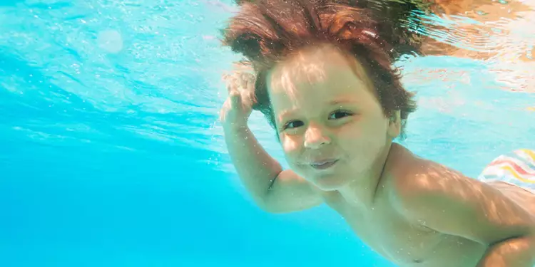  طفلك رايح أول تمرين سباحة؟.. انتبهي للحاجات دي 