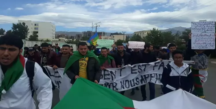  طلاب بالجزائر يتظاهرون ضد الجيش (فيديو) 