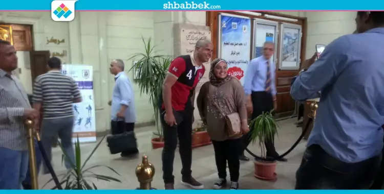  طلاب بجامعة القاهرة يلتقطون صورا تذكارية مع وائل جمعة 