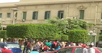 طلاب بـ«القاهرة» يتجمعون للدراسة وأمن الجامعة يفضهم