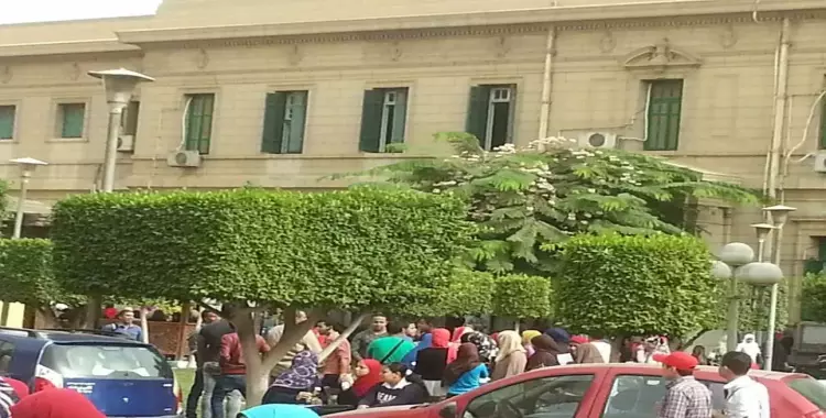  طلاب بـ«القاهرة» يتجمعون للدراسة وأمن الجامعة يفضهم 