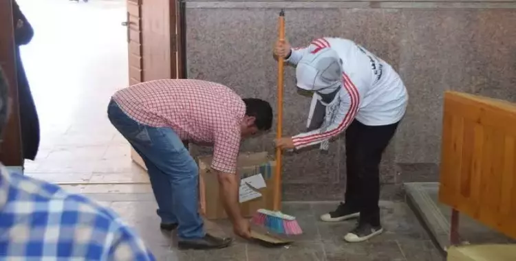 طلاب جامعة سوهاج ينظفون المدرجات ضمن مبادرة «النظافة ثقافة» 