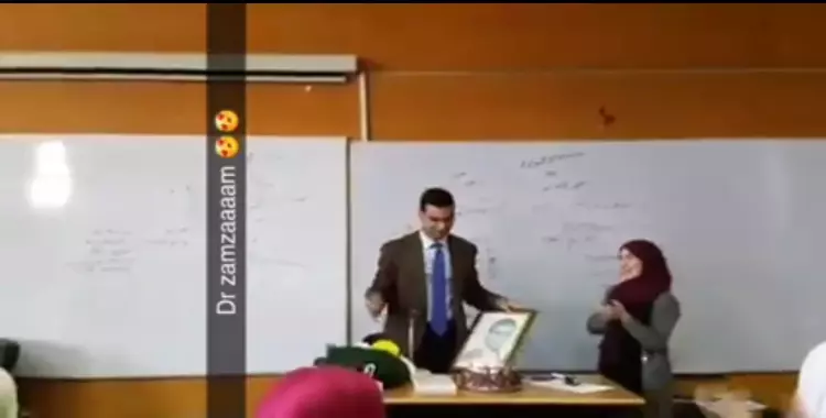  طلاب حقوق القاهرة يحتفلون بعيد ميلاد الدكتور عبدالمنعم زمزم (فيديو) 