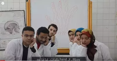 طلاب كليات طب دفعة 2017 يحتفلون بالتخرج (فيديو)