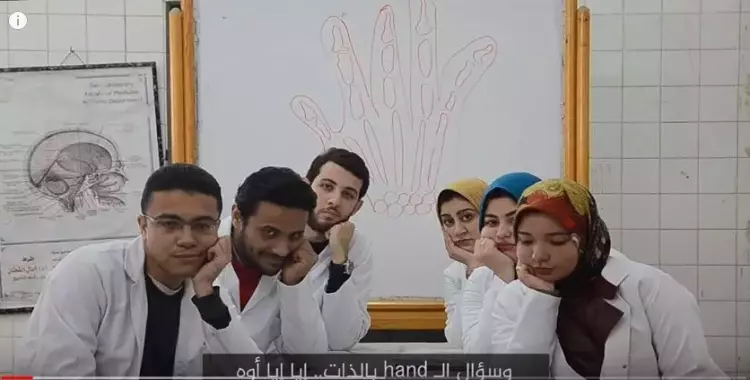  طلاب كليات طب دفعة 2017 يحتفلون بالتخرج (فيديو) 