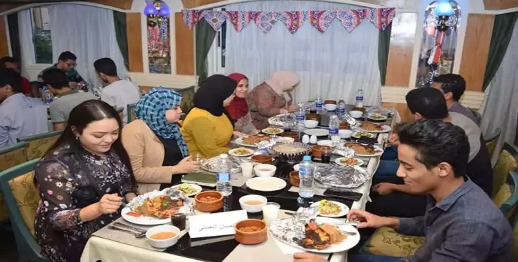  طلاب مسيحيون ينظمون إفطارا لزملاءهم المسلمين بجامعة سوهاج (صور) 