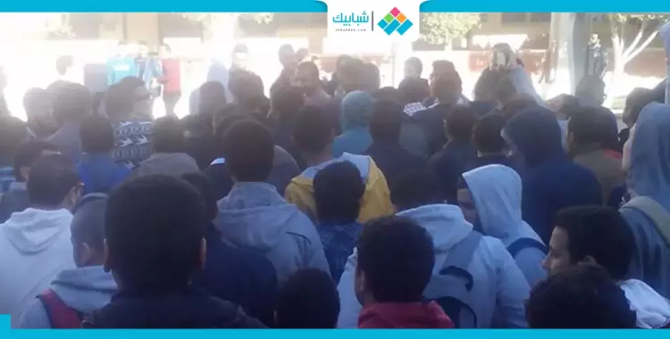 طلاب معهد العاشر يتظاهرون بسبب مشكلة «السيرفر» (صور) 