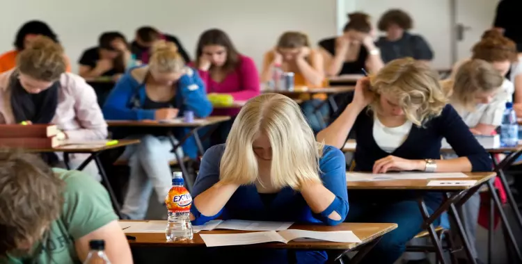  طلاب هولندا يعانون بعد إلغاء المنح الجامعية 