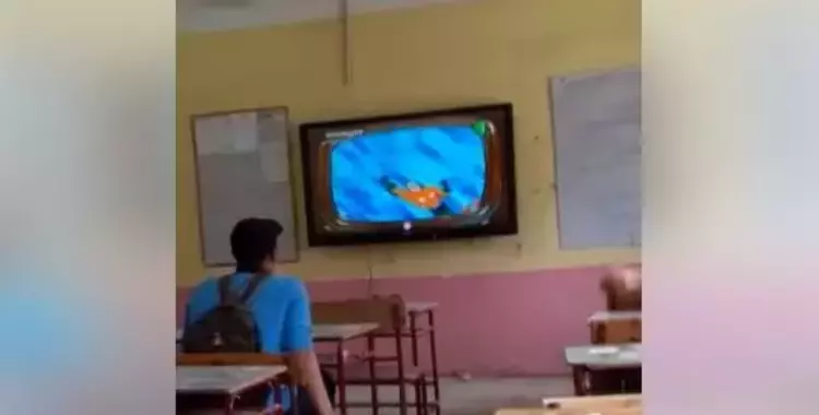  طلاب يشاهدون «سبونج بوب» داخل الفصل على شاشة التعليم الإلكترونية 
