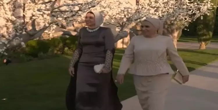 ظهور آية عبدالفتاح السيسي وزوجة الرئيس في زفاف ابنة ملك الأردن (فيديو)