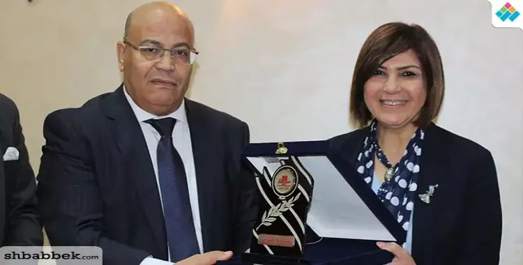  عميدة آداب عين شمس تكرم الأمين العام المساعد للبرلمان العربي 