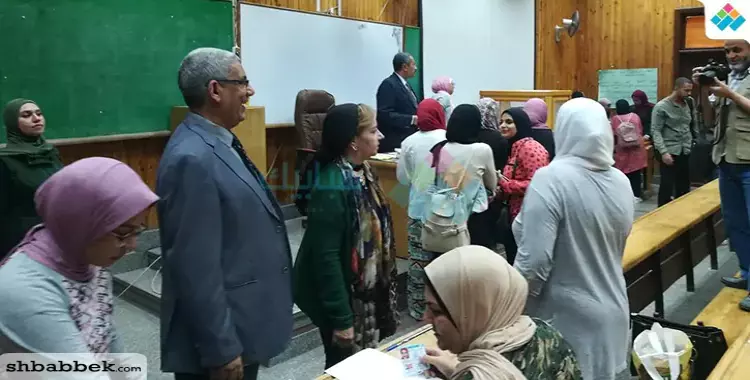  عميدة كلية إعلام القاهرة تتفقد لجنة انتخابات اتحاد الطلاب 
