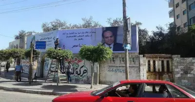 غزة.. إزالة لافتة تحمل صورة السيسي بعد رفعها بدقائق
