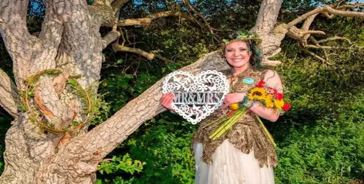  فتاة بريطانية تتزوج من شجرة لـ«غرض شريف» وتقيم حفل زفاف 