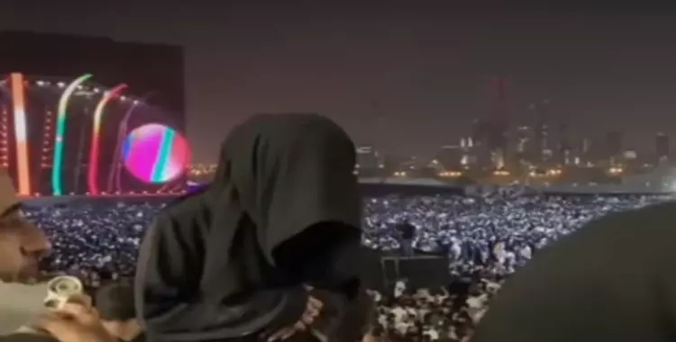  فتاة تصلي أثناء فعاليات موسم الرياض 2021 تثير جدل مواقع التواصل بالفيديو 