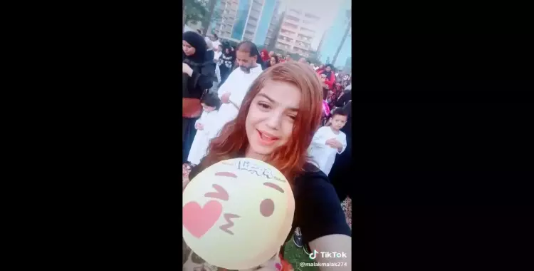  فتاة تغني أثناء صلاة العيد في صفوف مشتركة بين الرجال والنساء (فيديو) 