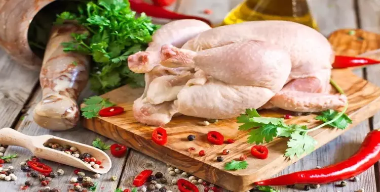 فساد الدجاج المجمد.. خطوات سهلة للاختبار قبل الطبخ وبعده 