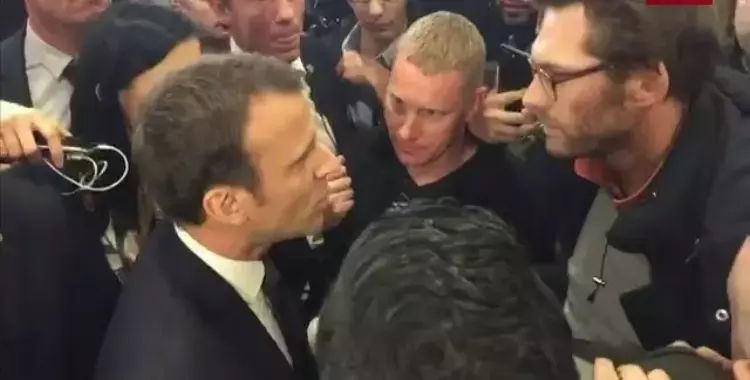  فلاح يتشاجر مع الرئيس الفرنسي: «تكلم معي بأدب».. فيديو 