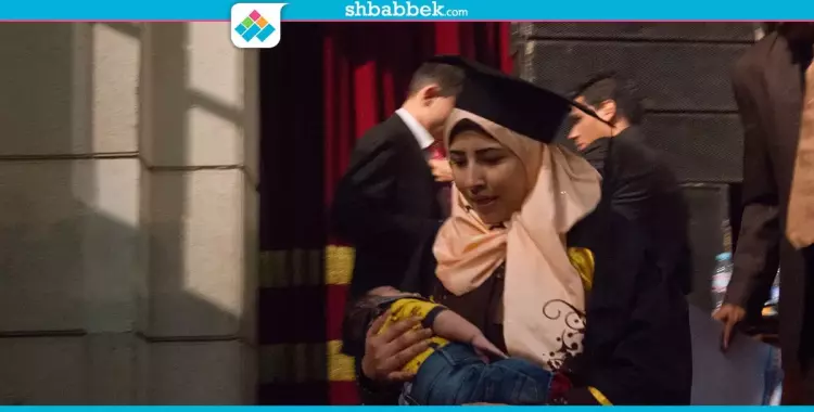  في جامعة القاهرة.. طالبة تحصل على شهادة التخرج وهي تحمل طفلها (صور) 