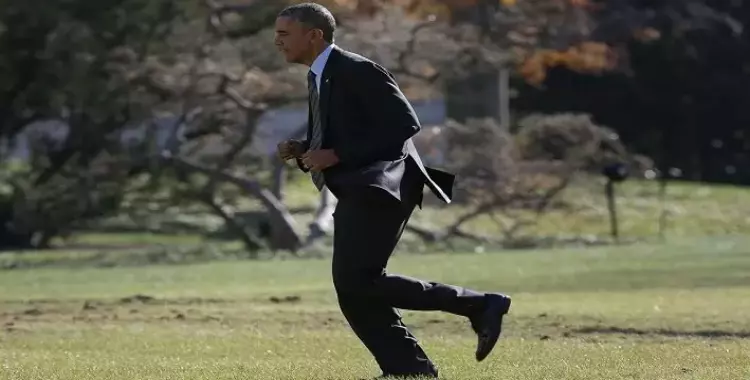  فيديو| أوباما يركض في البيت الأبيض بعد تفقد جيوبه.. ماذا نسي الرئيس الأمريكي؟ 