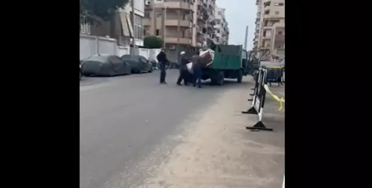  فيديو اعتداء موظفين بحي شرق بورسعيد على جامع خردة يثير تعاطف السوشيال ميديا 