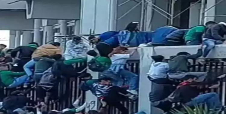 فيديو اقتحام ملعب مباراة الأهلي والرجاء المغربي قبل المباراة 