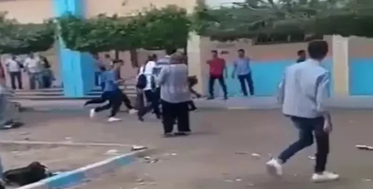  فيديو خناقة مدرسة شبرا الخيمة لغات.. ضرب بالعصي وأحزمة وسباب للمعلمين 