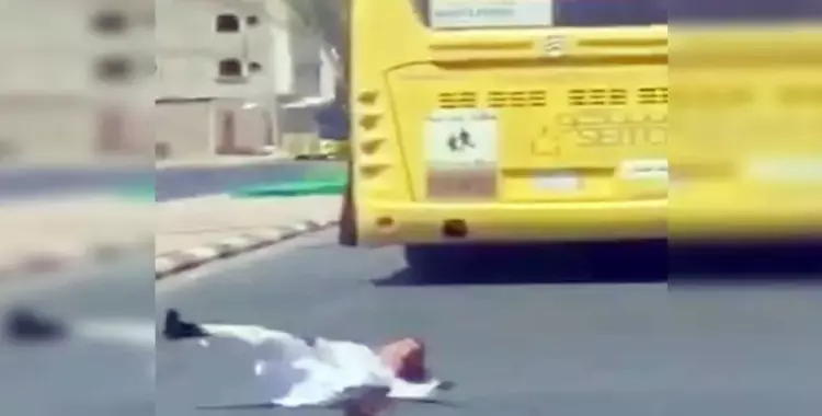  فيديو سقوط طالب تعلق بخلفية حافلة نقل يثير الغضب في السعودية 