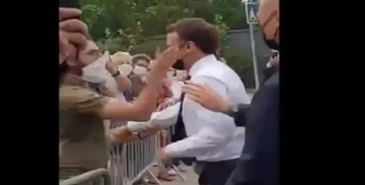  فيديو ضرب إيمانويل ماكرون رئيس فرنسا بصفعة على وجهه 