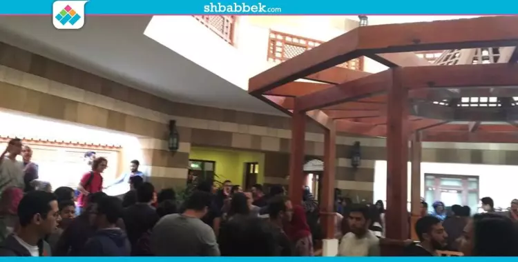  فيديو.. طلاب الجامعة الأمريكية يتظاهرون ضد رفع المصروفات 