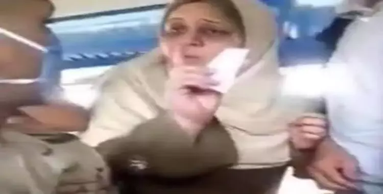  فيديو كمسري القطار والعسكري في قطار المنصورة وتدخل السيدة صفية أبو العزم 