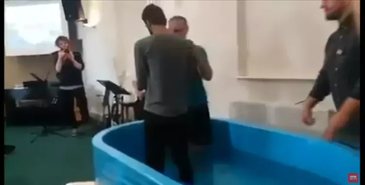  فيديو مثير لاعتناق شاب خليجي للمسيحية.. شاهد لحظة تعميده 