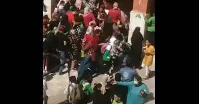 فيديو مدرسة عمر مكرم الابتدائية بالإسكندرية.. اشتباكات وإغماءات بسبب الواقعة