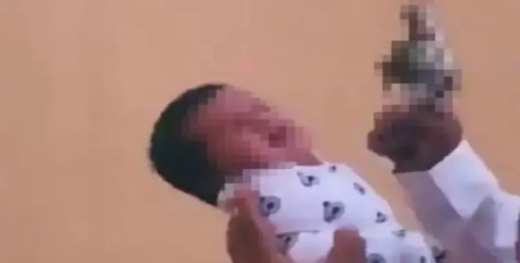  فيديو مروع.. رجل سعودي يطلق النار بجوار طفل رضيع ويضع المسدس في فمه 