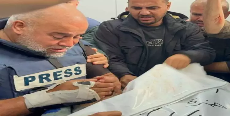  فيديو وائل الدحدوح لحظة مشاهدة جثمان نجله حمزة بعد استهدافه من جيش الاحتلال 