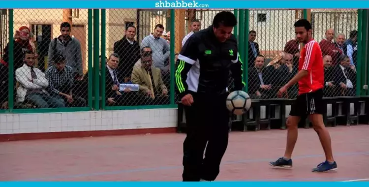  فيديو| وزير التعليم العالي يستعرض مهاراته في كرة القدم بملاعب جامعة عين شمس 