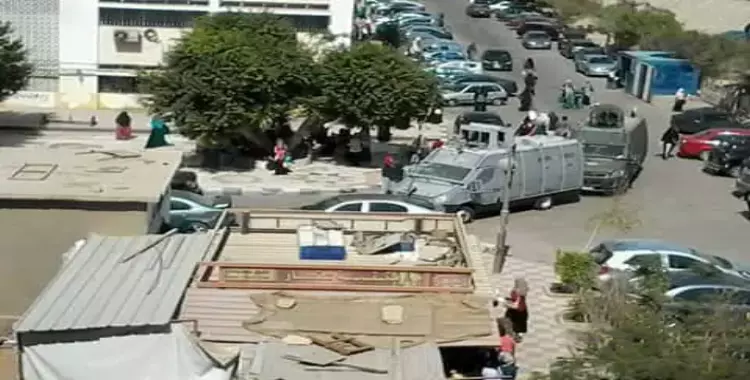  قوات الأمن تتجول بجامعة الأزهر عقب مسيرة للطالبات 