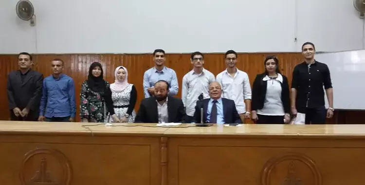  كلية الحقوق جامعة عين شمس تكرم الطلاب الأوائل 