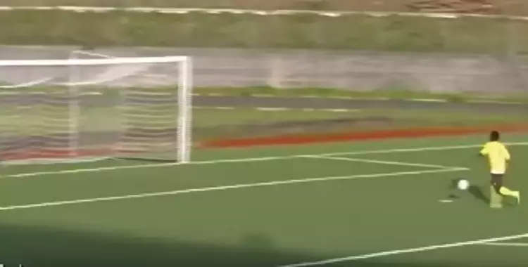  لاعب يهدر أسهل هدف في التاريخ بطريقة لا تصدق (فيديو) 