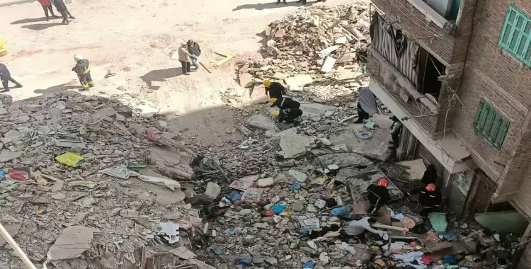  لحظة انهيار عقار بالاسكندرية في الورديان.. (فيديو وصور) 