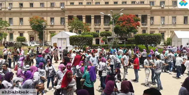  مئات الطلاب يدعمون اللاعب محمد صلاح في جامعة القاهرة «صور» 