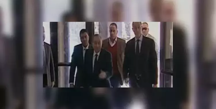  مبارك في أول ظهور له يسير على قدميه (فيديو) 