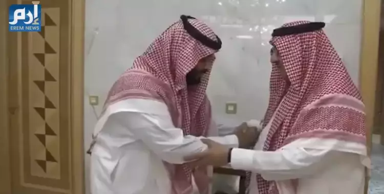  محمد بن سلمان يقبل رجل «بن نايف» خلال المبايعة (فيديو) 