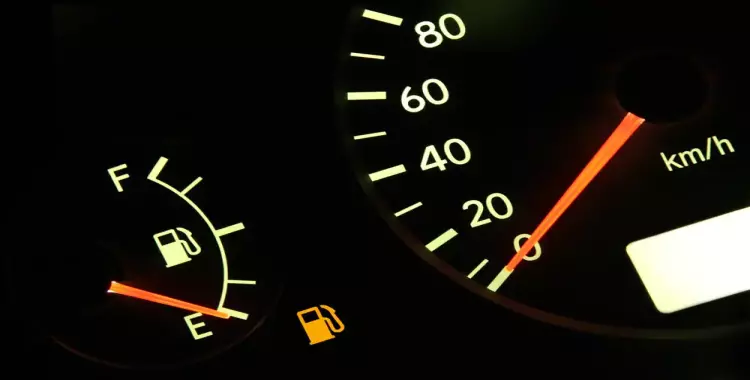  مخاطر قيادة السيارة عند اقتراب الوقود من النفاذ 
