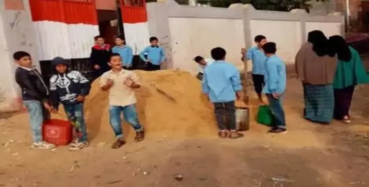  مدرسة ابتدائية تكلف طلابها بحمل الرمال لداخلها أثناء اليوم الدراسي 