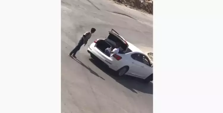  مسلحون يخطفون مواطنا في «شنطة» السيارة بالسعودية (فيديو) 