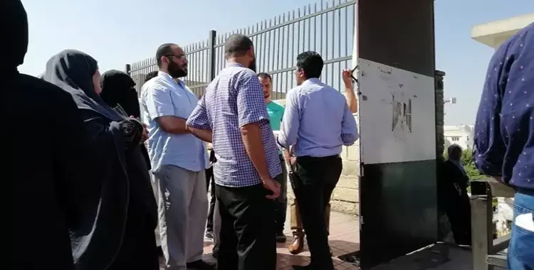  مشاجرة بين الأهالي والأمن أمام جامعة الأزهر بالقاهرة 