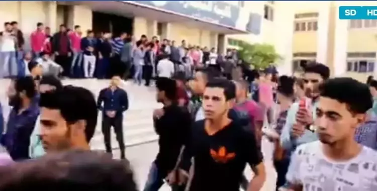  مظاهرة داخل جامعة الأزهر بعد مقتل طالب أمام البوابة «فيديو» 