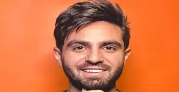 من هو غيث مروان الذي ظهر مع تامر حسني؟